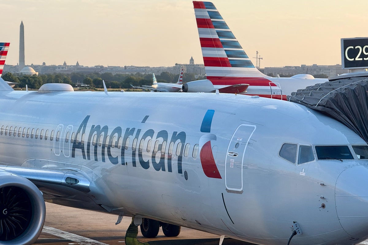 American Airlines expecting delays amid holiday travel after major software issue grounds hundreds of planes