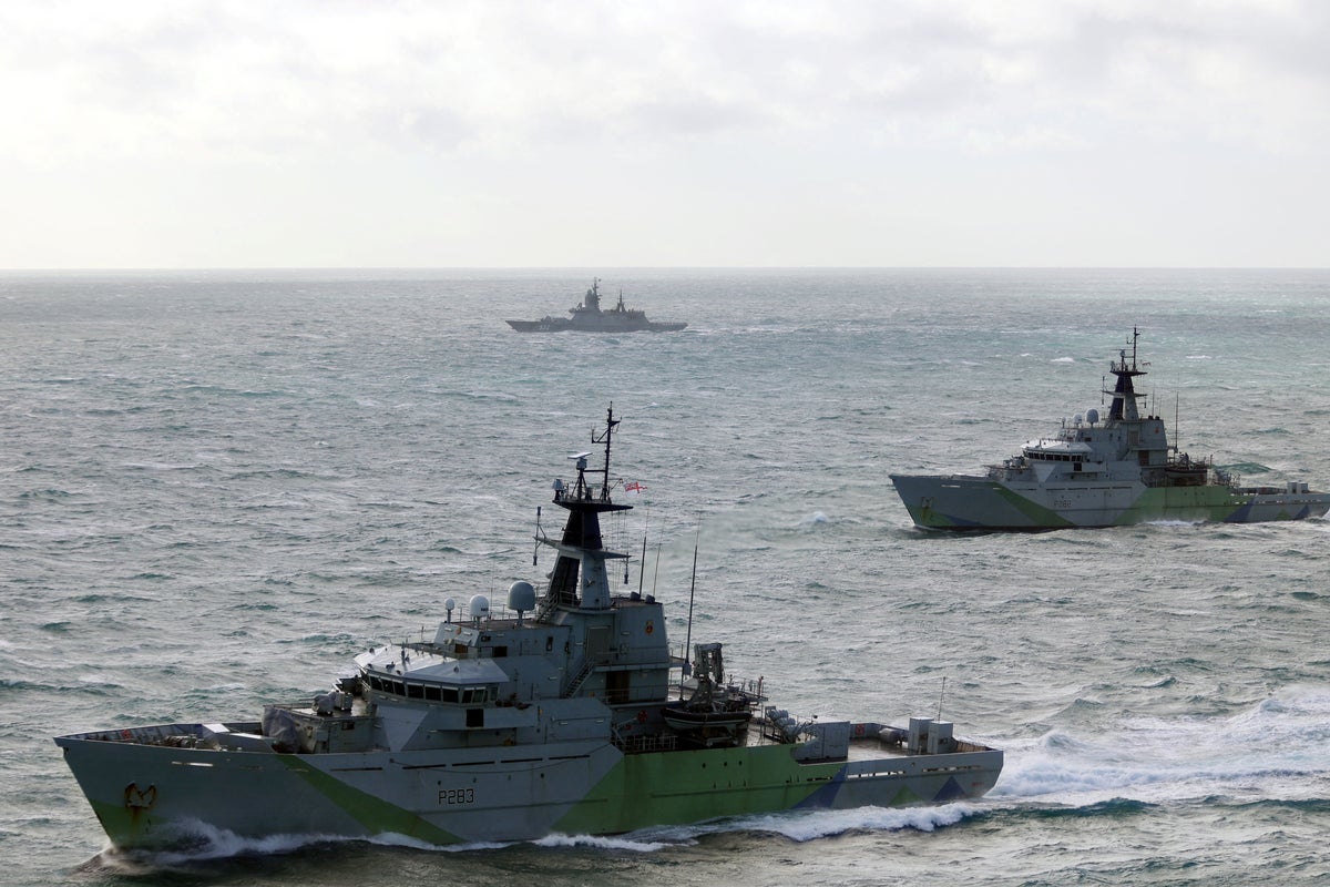 Russia’s shadow fleet pass through UK waters after Starmer’s boarding threat